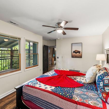 Whiskey Ridge Lodge, A Restored 1940S Gem, 2 Mins From Downtown, Breathtaking City Views, Custom Game Room, And Spacious Elegance แกตลิงเบิร์ก ภายนอก รูปภาพ