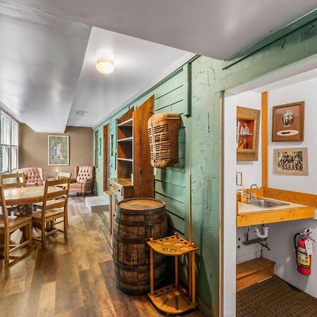 Whiskey Ridge Lodge, A Restored 1940S Gem, 2 Mins From Downtown, Breathtaking City Views, Custom Game Room, And Spacious Elegance แกตลิงเบิร์ก ภายนอก รูปภาพ