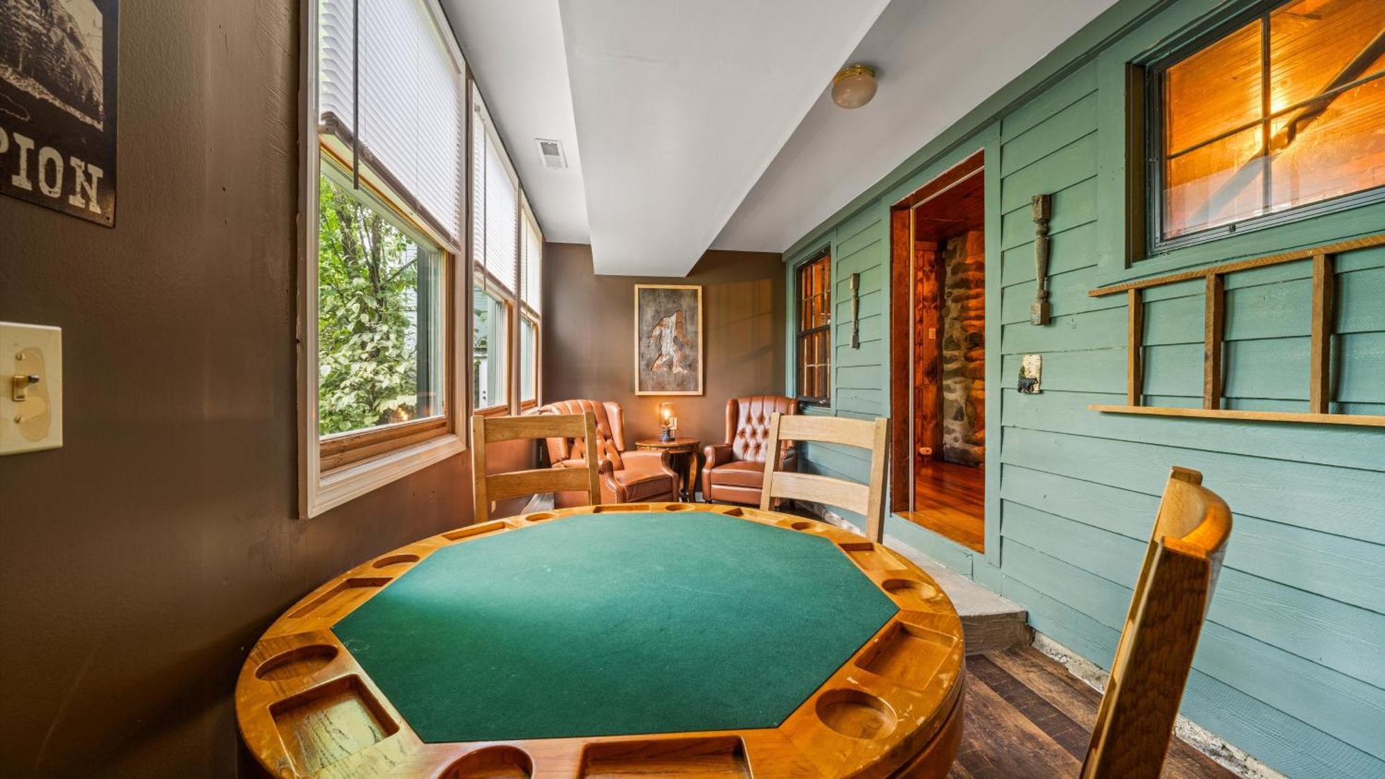 Whiskey Ridge Lodge, A Restored 1940S Gem, 2 Mins From Downtown, Breathtaking City Views, Custom Game Room, And Spacious Elegance แกตลิงเบิร์ก ภายนอก รูปภาพ