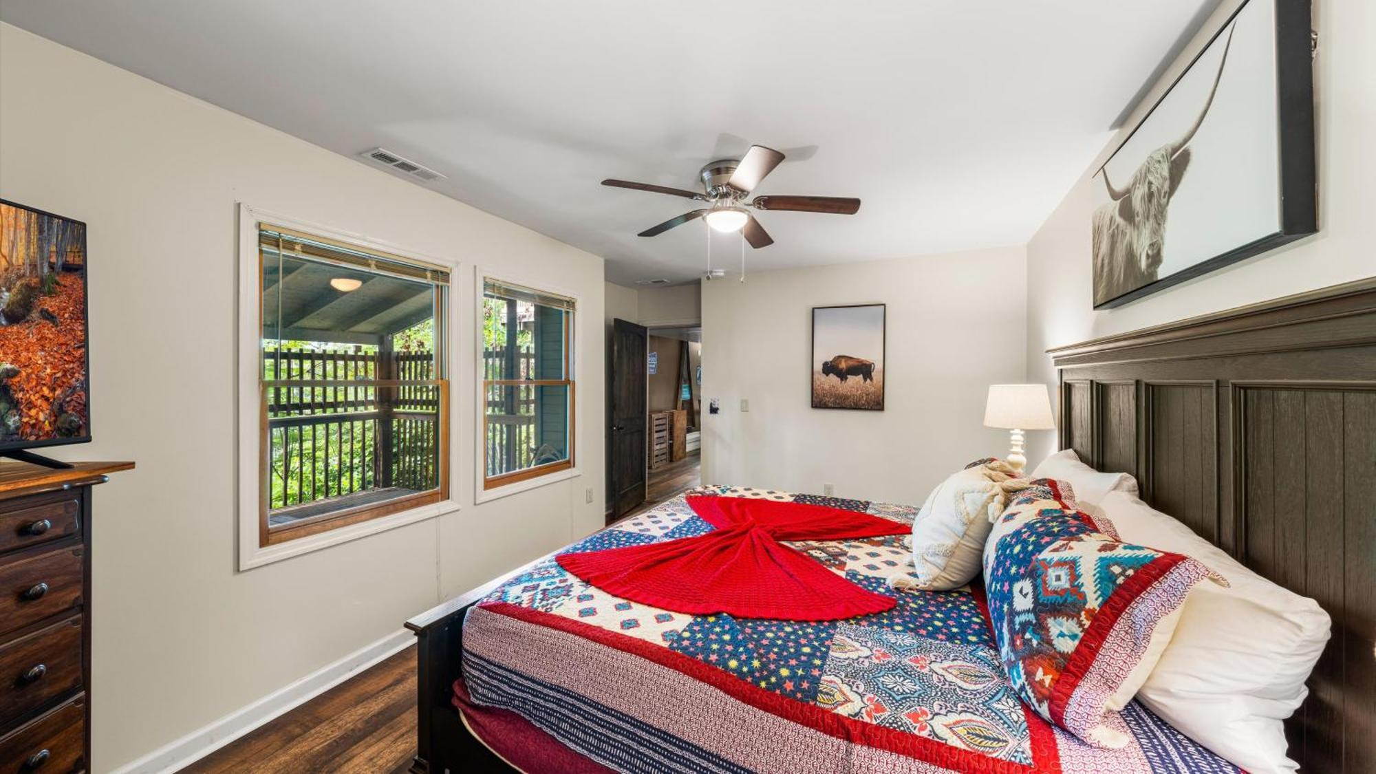 Whiskey Ridge Lodge, A Restored 1940S Gem, 2 Mins From Downtown, Breathtaking City Views, Custom Game Room, And Spacious Elegance แกตลิงเบิร์ก ภายนอก รูปภาพ