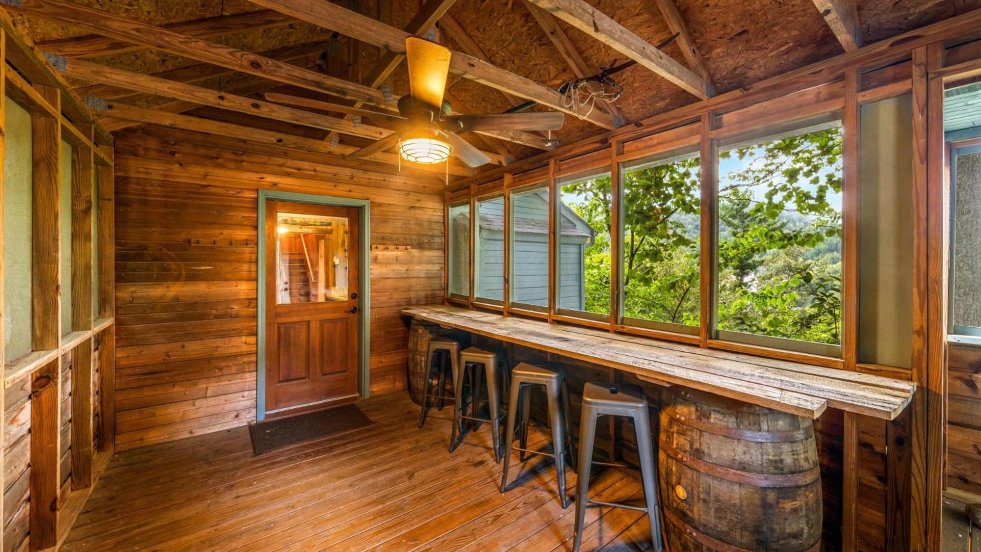Whiskey Ridge Lodge, A Restored 1940S Gem, 2 Mins From Downtown, Breathtaking City Views, Custom Game Room, And Spacious Elegance แกตลิงเบิร์ก ภายนอก รูปภาพ