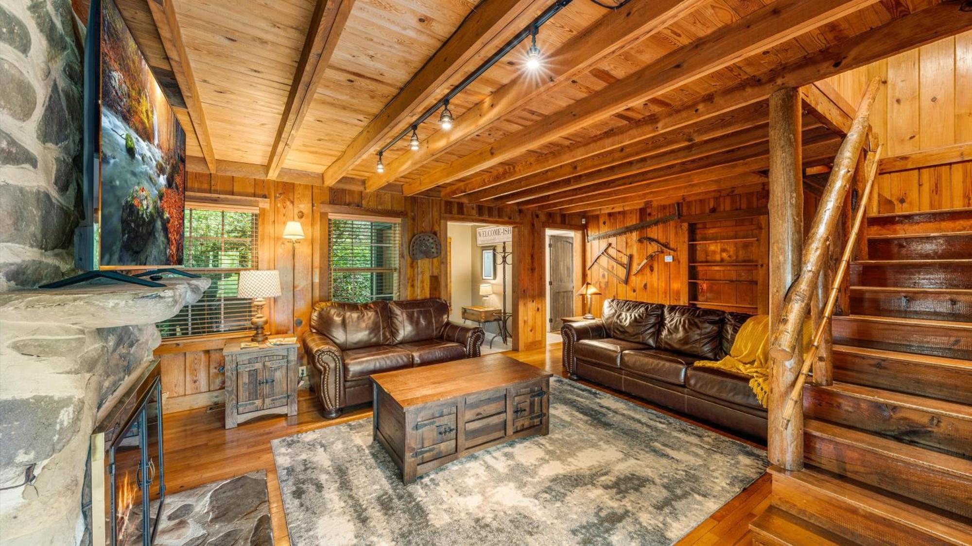 Whiskey Ridge Lodge, A Restored 1940S Gem, 2 Mins From Downtown, Breathtaking City Views, Custom Game Room, And Spacious Elegance แกตลิงเบิร์ก ภายนอก รูปภาพ