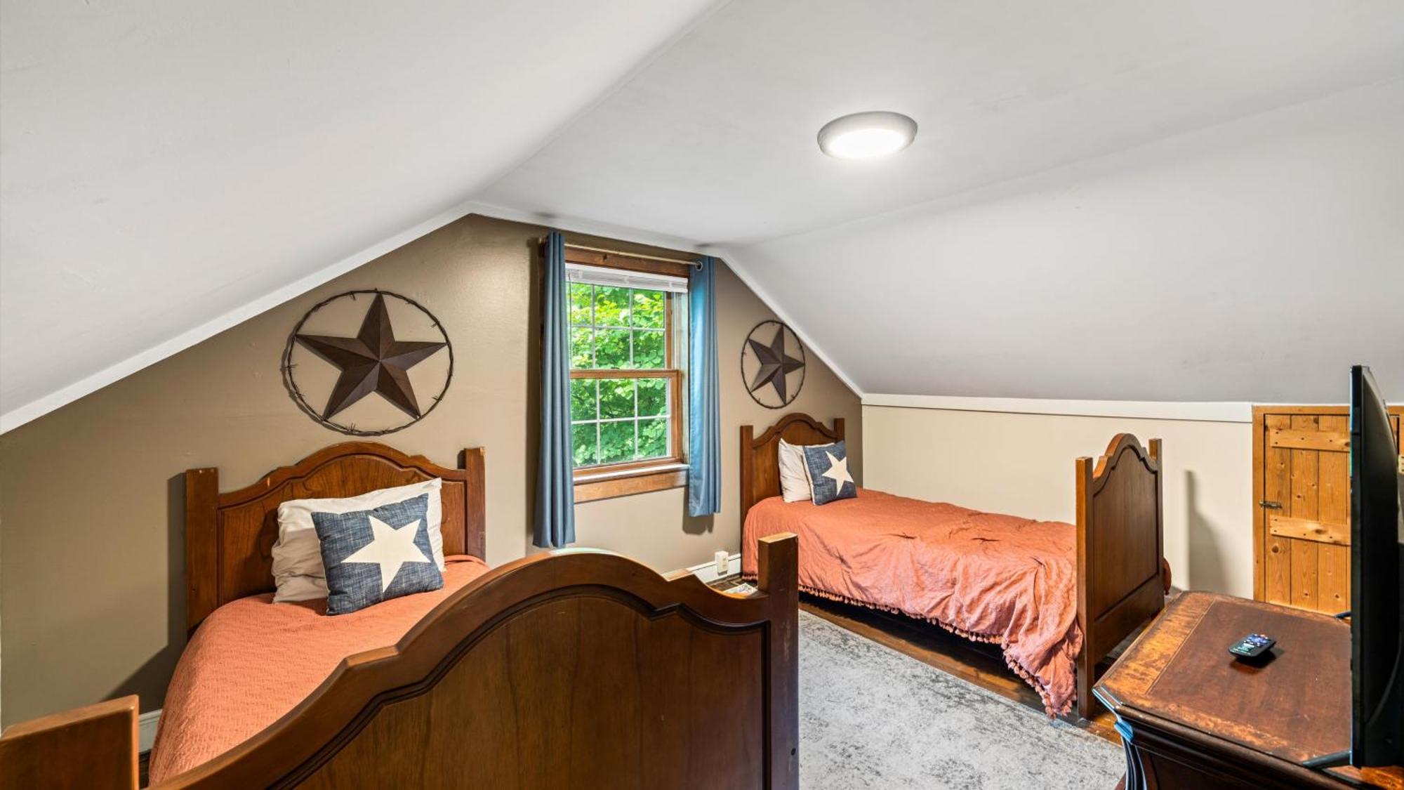 Whiskey Ridge Lodge, A Restored 1940S Gem, 2 Mins From Downtown, Breathtaking City Views, Custom Game Room, And Spacious Elegance แกตลิงเบิร์ก ภายนอก รูปภาพ