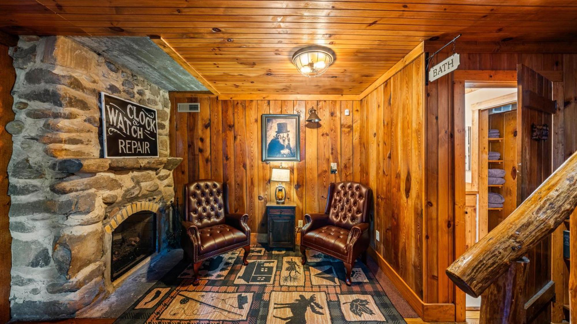 Whiskey Ridge Lodge, A Restored 1940S Gem, 2 Mins From Downtown, Breathtaking City Views, Custom Game Room, And Spacious Elegance แกตลิงเบิร์ก ภายนอก รูปภาพ