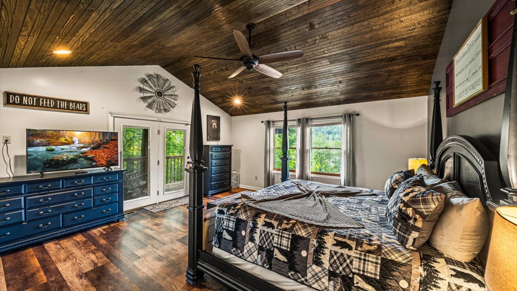 Whiskey Ridge Lodge, A Restored 1940S Gem, 2 Mins From Downtown, Breathtaking City Views, Custom Game Room, And Spacious Elegance แกตลิงเบิร์ก ภายนอก รูปภาพ