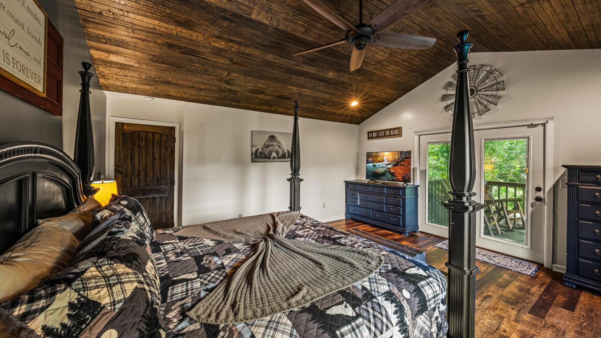 Whiskey Ridge Lodge, A Restored 1940S Gem, 2 Mins From Downtown, Breathtaking City Views, Custom Game Room, And Spacious Elegance แกตลิงเบิร์ก ภายนอก รูปภาพ