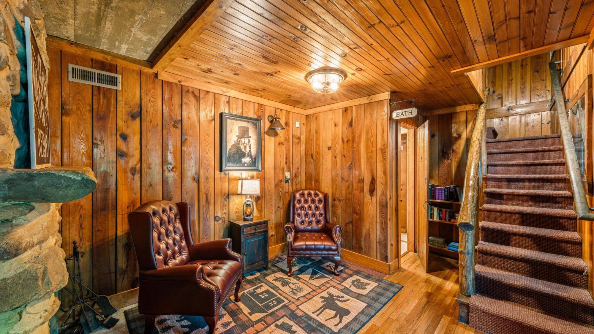 Whiskey Ridge Lodge, A Restored 1940S Gem, 2 Mins From Downtown, Breathtaking City Views, Custom Game Room, And Spacious Elegance แกตลิงเบิร์ก ภายนอก รูปภาพ