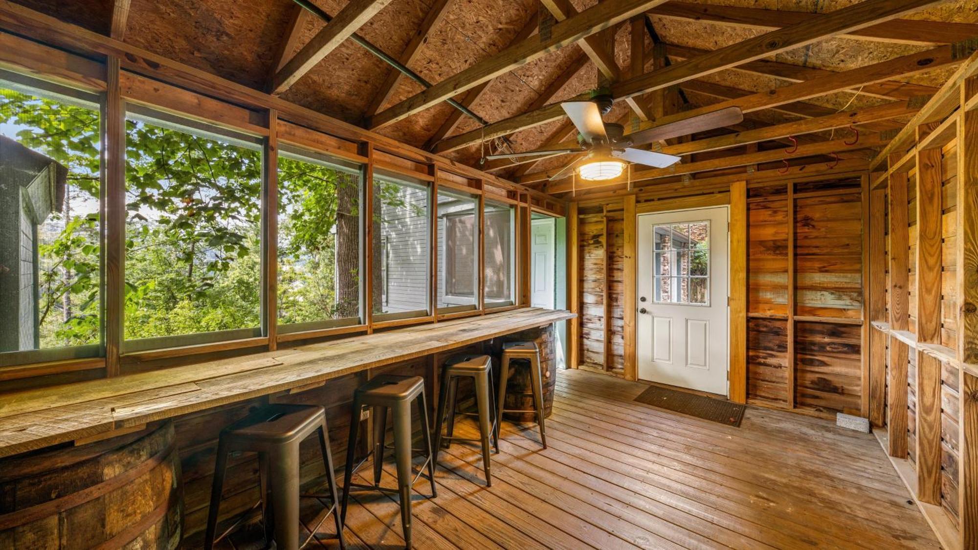 Whiskey Ridge Lodge, A Restored 1940S Gem, 2 Mins From Downtown, Breathtaking City Views, Custom Game Room, And Spacious Elegance แกตลิงเบิร์ก ภายนอก รูปภาพ