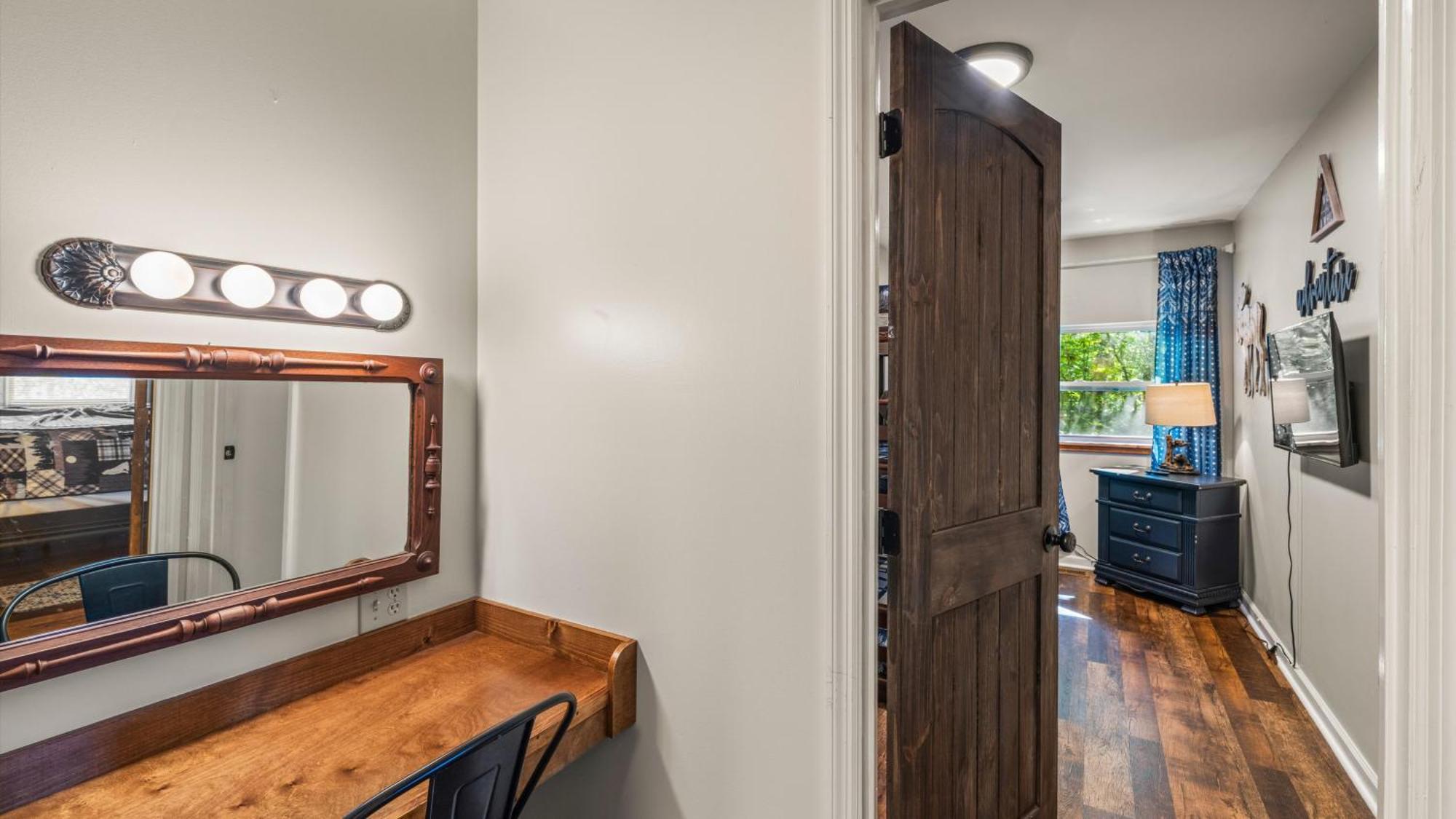 Whiskey Ridge Lodge, A Restored 1940S Gem, 2 Mins From Downtown, Breathtaking City Views, Custom Game Room, And Spacious Elegance แกตลิงเบิร์ก ภายนอก รูปภาพ