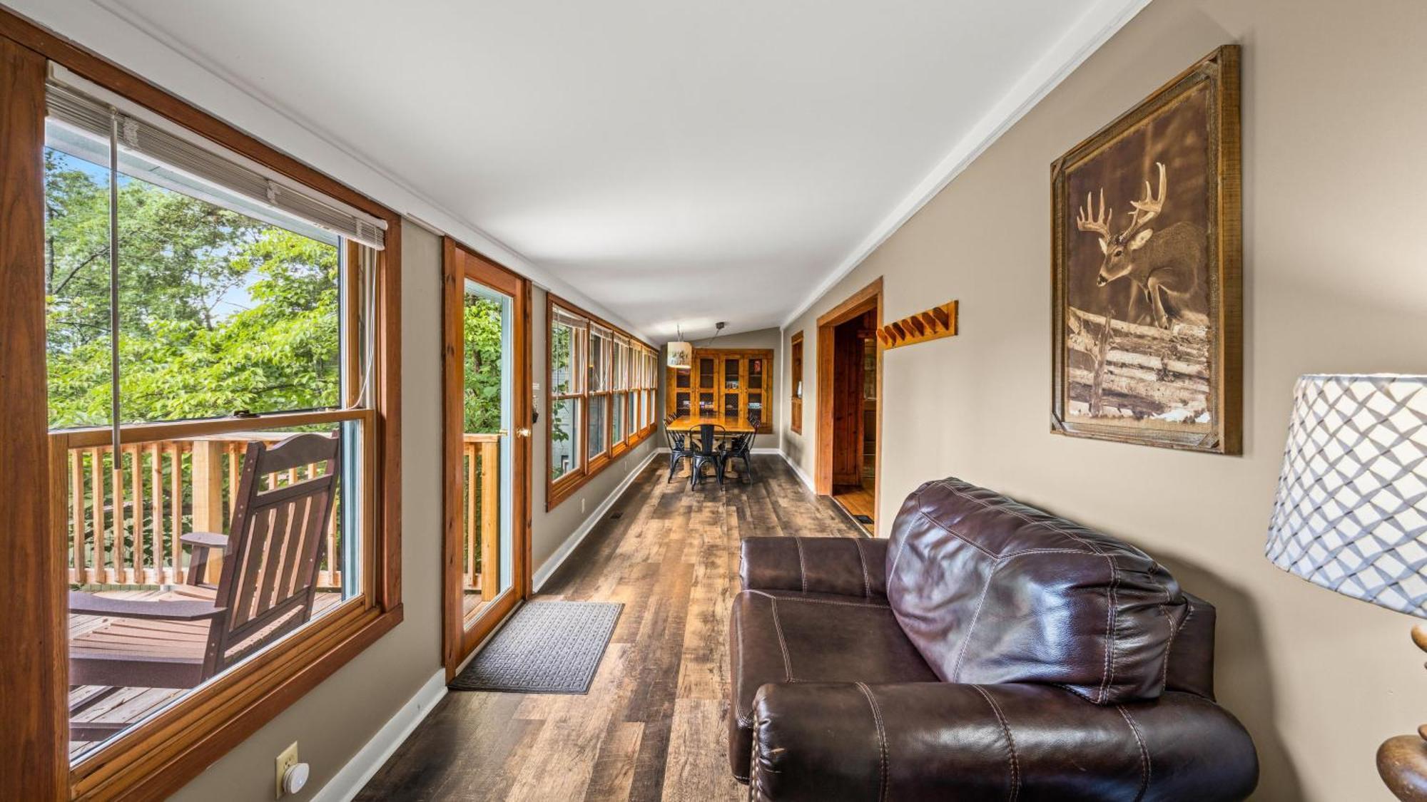 Whiskey Ridge Lodge, A Restored 1940S Gem, 2 Mins From Downtown, Breathtaking City Views, Custom Game Room, And Spacious Elegance แกตลิงเบิร์ก ภายนอก รูปภาพ