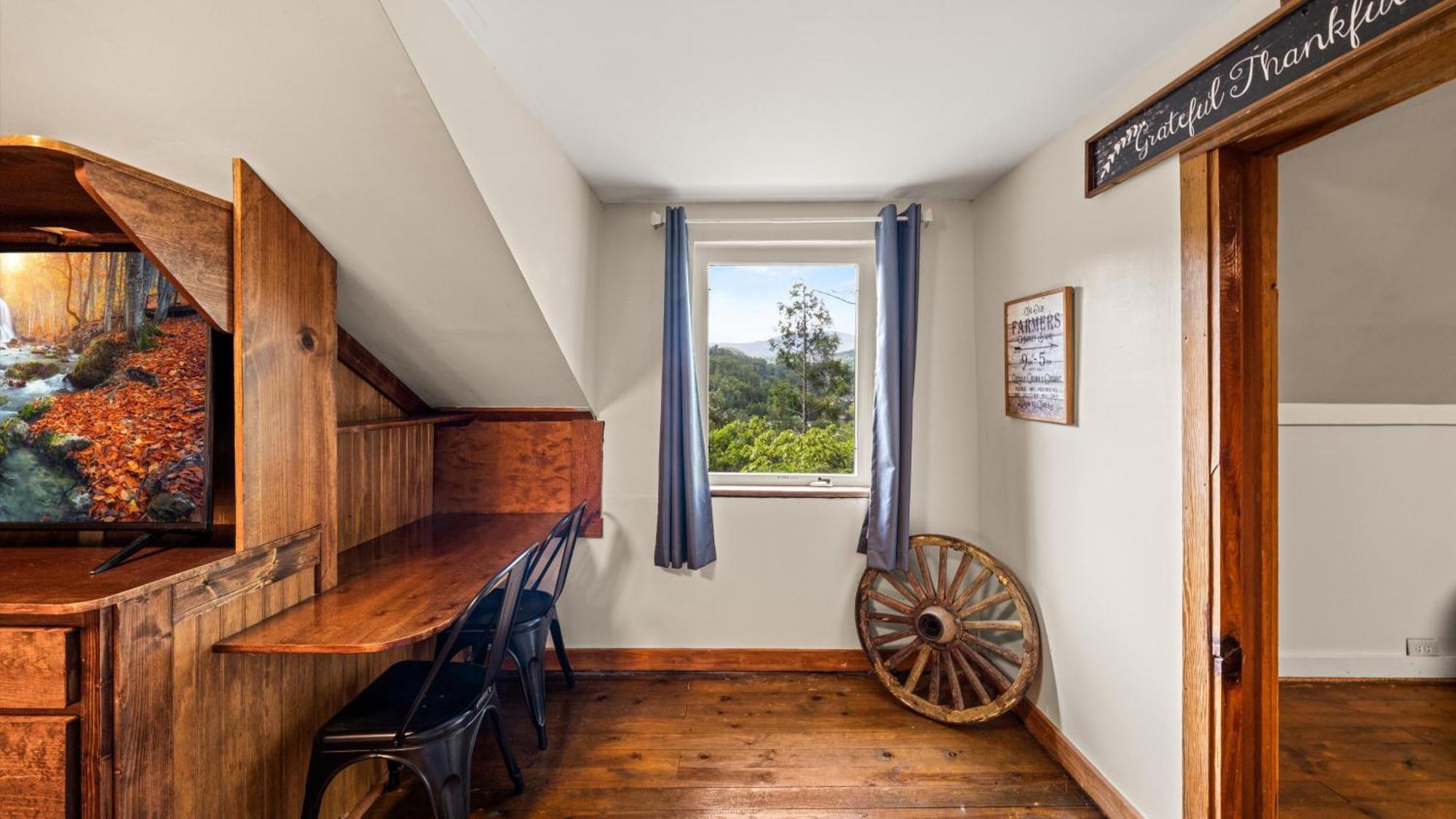 Whiskey Ridge Lodge, A Restored 1940S Gem, 2 Mins From Downtown, Breathtaking City Views, Custom Game Room, And Spacious Elegance แกตลิงเบิร์ก ภายนอก รูปภาพ