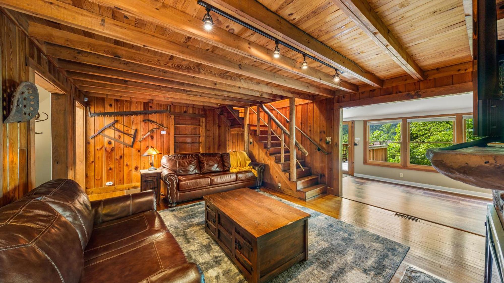 Whiskey Ridge Lodge, A Restored 1940S Gem, 2 Mins From Downtown, Breathtaking City Views, Custom Game Room, And Spacious Elegance แกตลิงเบิร์ก ภายนอก รูปภาพ