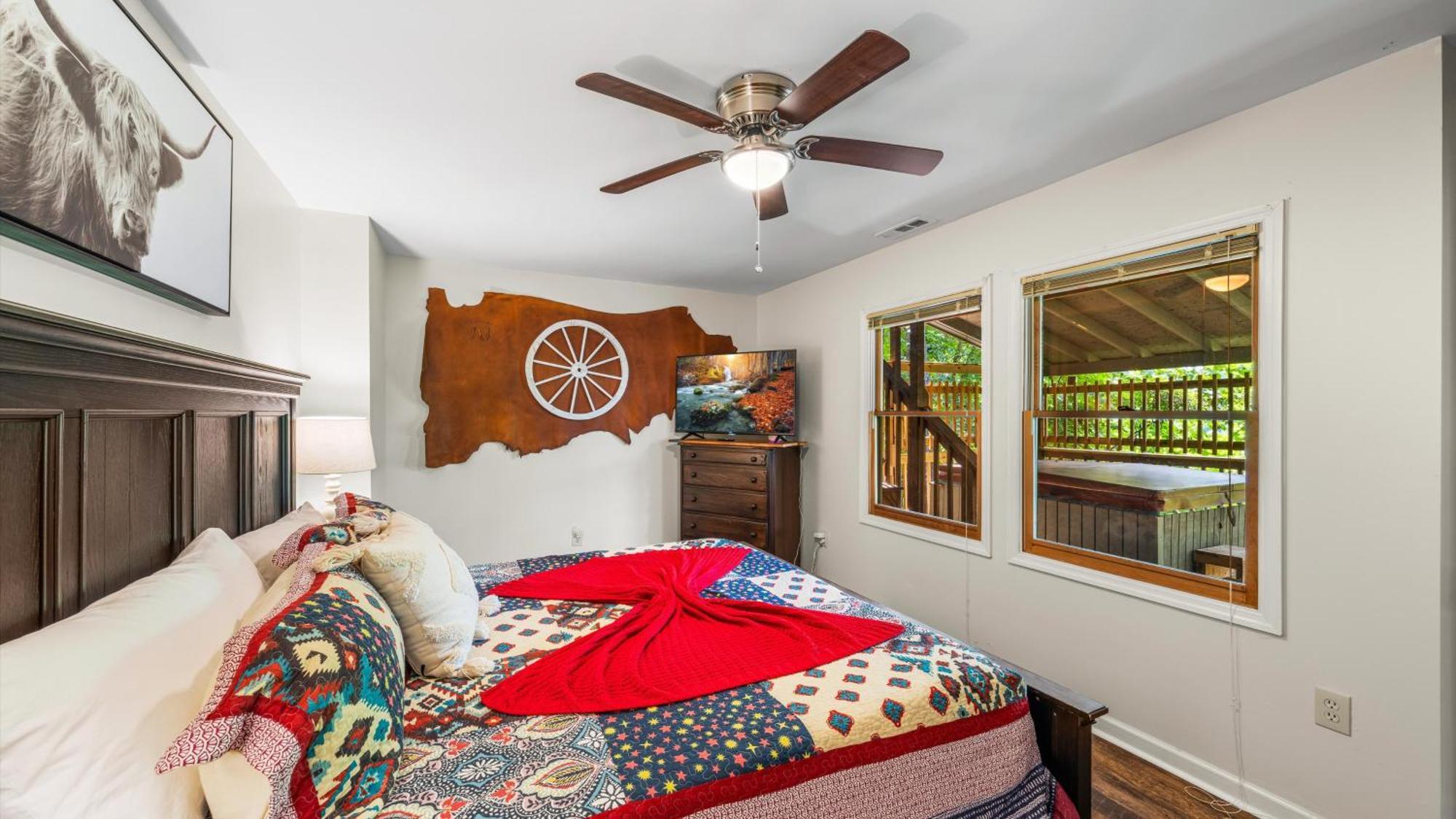 Whiskey Ridge Lodge, A Restored 1940S Gem, 2 Mins From Downtown, Breathtaking City Views, Custom Game Room, And Spacious Elegance แกตลิงเบิร์ก ภายนอก รูปภาพ