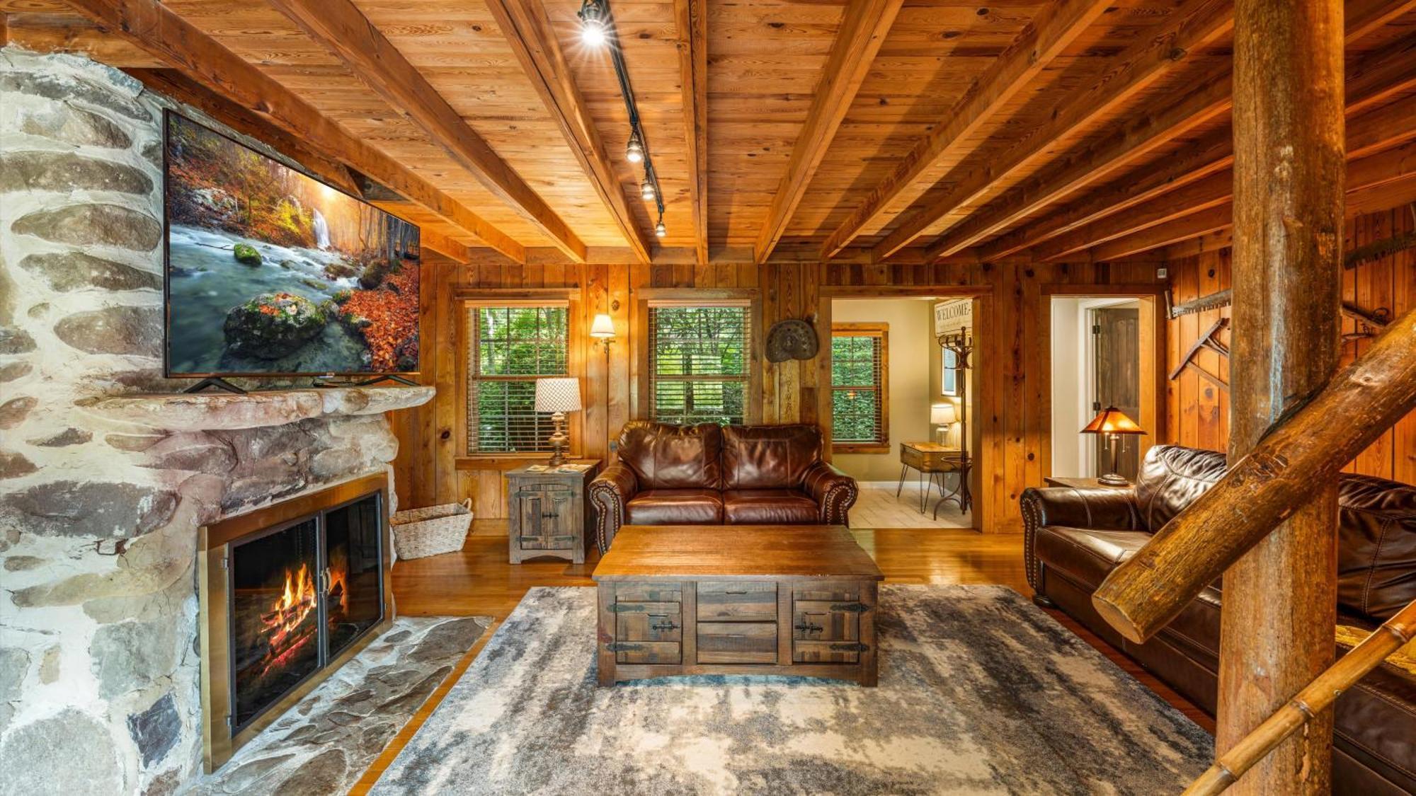 Whiskey Ridge Lodge, A Restored 1940S Gem, 2 Mins From Downtown, Breathtaking City Views, Custom Game Room, And Spacious Elegance แกตลิงเบิร์ก ภายนอก รูปภาพ