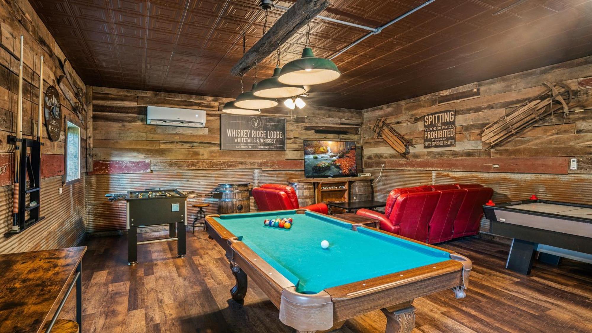Whiskey Ridge Lodge, A Restored 1940S Gem, 2 Mins From Downtown, Breathtaking City Views, Custom Game Room, And Spacious Elegance แกตลิงเบิร์ก ภายนอก รูปภาพ