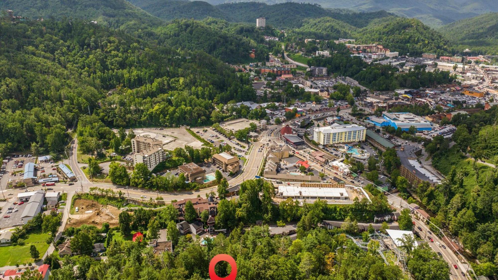 Whiskey Ridge Lodge, A Restored 1940S Gem, 2 Mins From Downtown, Breathtaking City Views, Custom Game Room, And Spacious Elegance แกตลิงเบิร์ก ภายนอก รูปภาพ