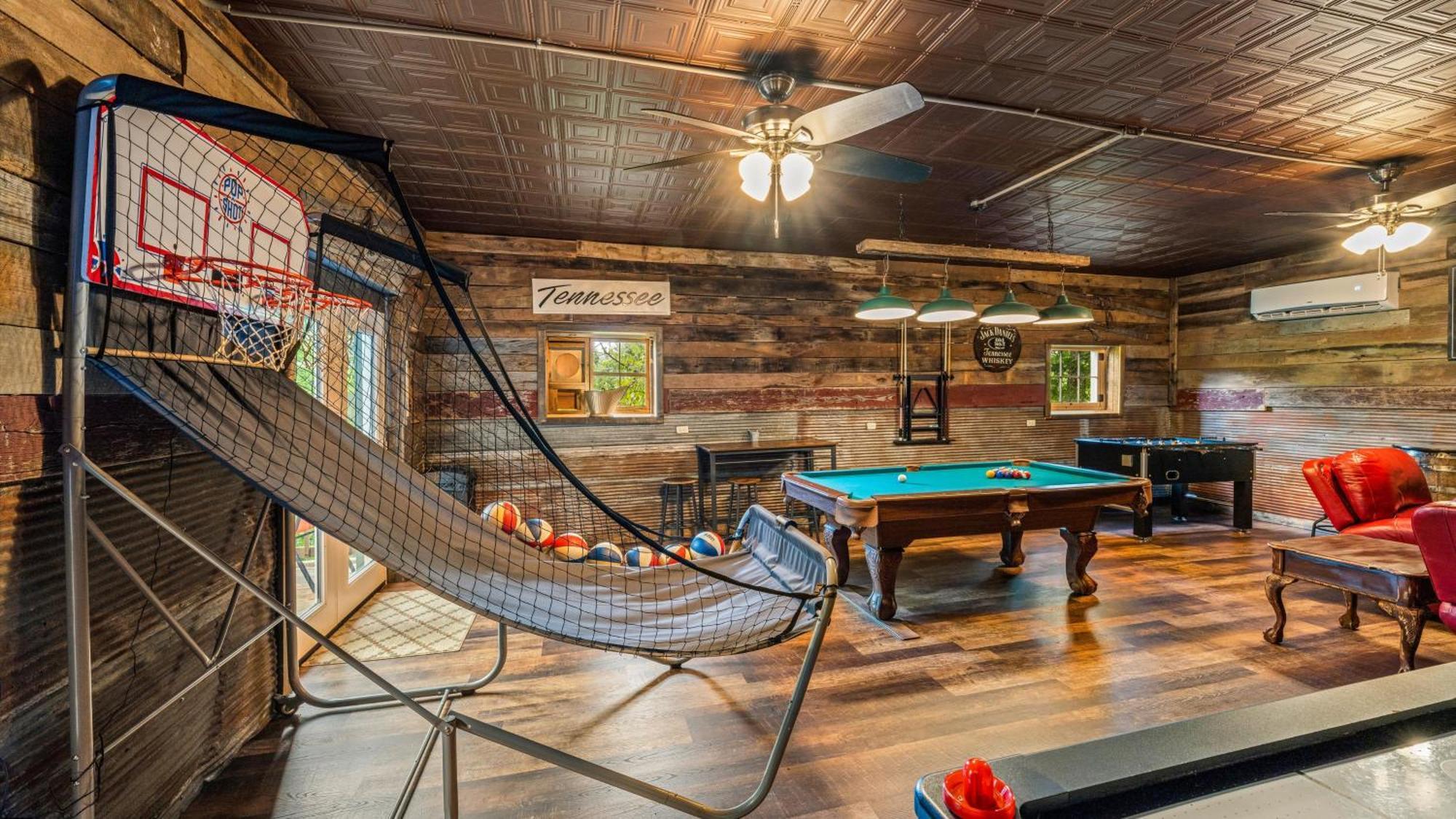 Whiskey Ridge Lodge, A Restored 1940S Gem, 2 Mins From Downtown, Breathtaking City Views, Custom Game Room, And Spacious Elegance แกตลิงเบิร์ก ภายนอก รูปภาพ