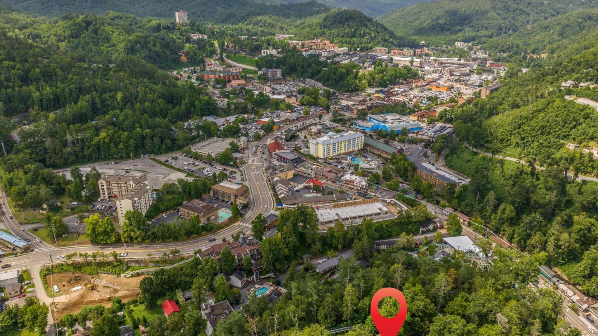 Whiskey Ridge Lodge, A Restored 1940S Gem, 2 Mins From Downtown, Breathtaking City Views, Custom Game Room, And Spacious Elegance แกตลิงเบิร์ก ภายนอก รูปภาพ