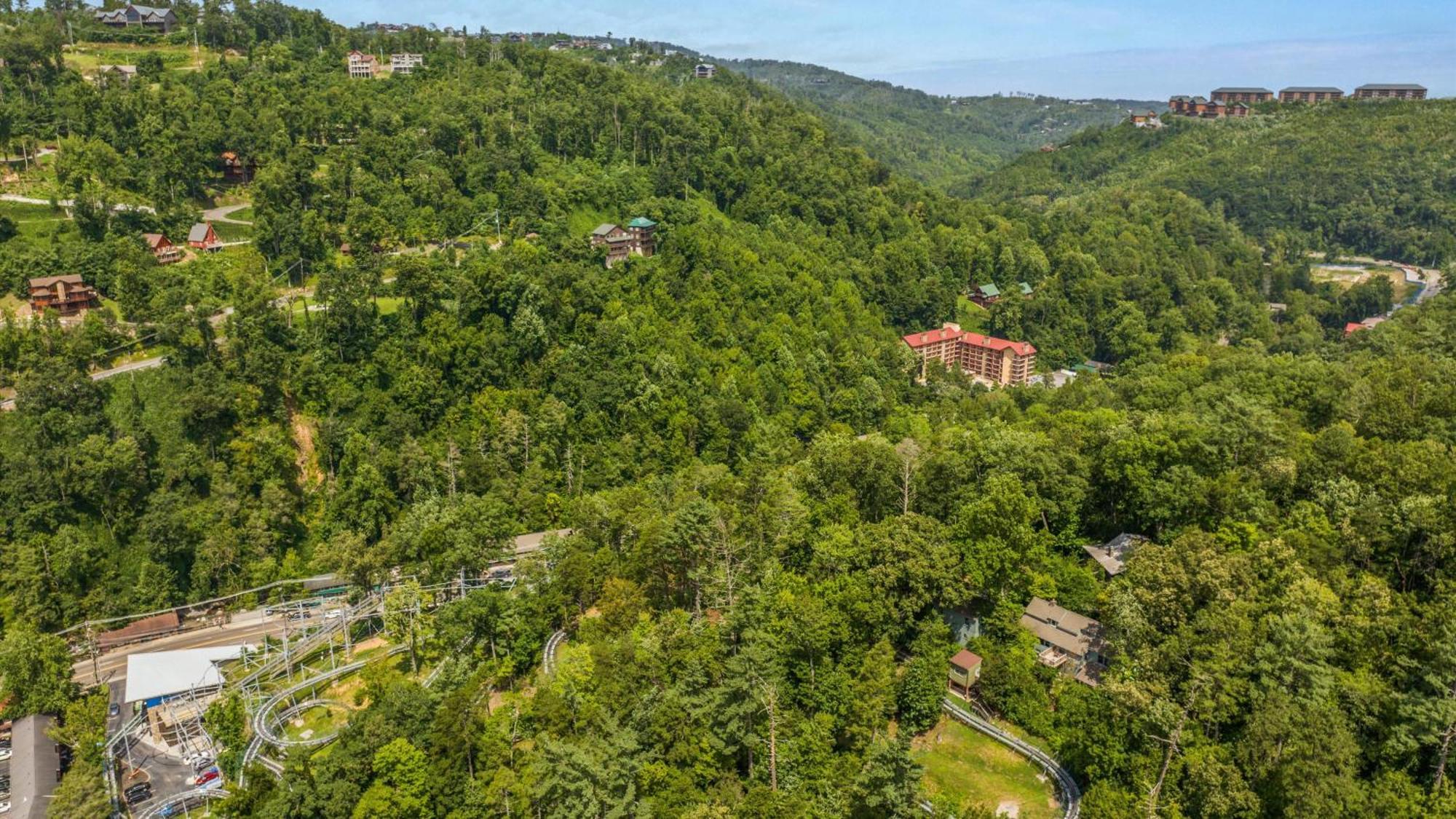 Whiskey Ridge Lodge, A Restored 1940S Gem, 2 Mins From Downtown, Breathtaking City Views, Custom Game Room, And Spacious Elegance แกตลิงเบิร์ก ภายนอก รูปภาพ