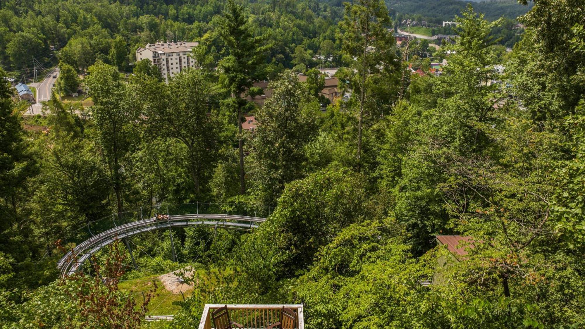 Whiskey Ridge Lodge, A Restored 1940S Gem, 2 Mins From Downtown, Breathtaking City Views, Custom Game Room, And Spacious Elegance แกตลิงเบิร์ก ภายนอก รูปภาพ