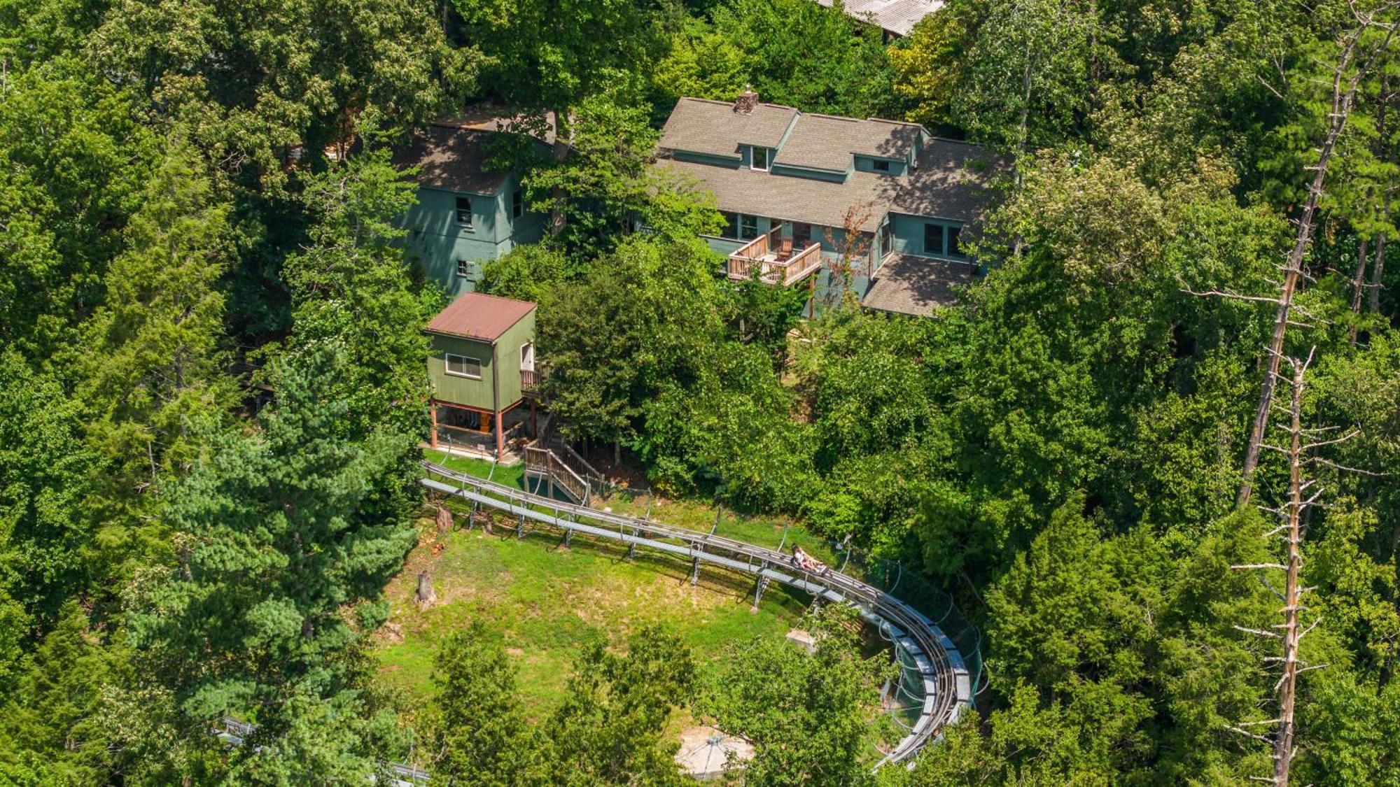 Whiskey Ridge Lodge, A Restored 1940S Gem, 2 Mins From Downtown, Breathtaking City Views, Custom Game Room, And Spacious Elegance แกตลิงเบิร์ก ภายนอก รูปภาพ