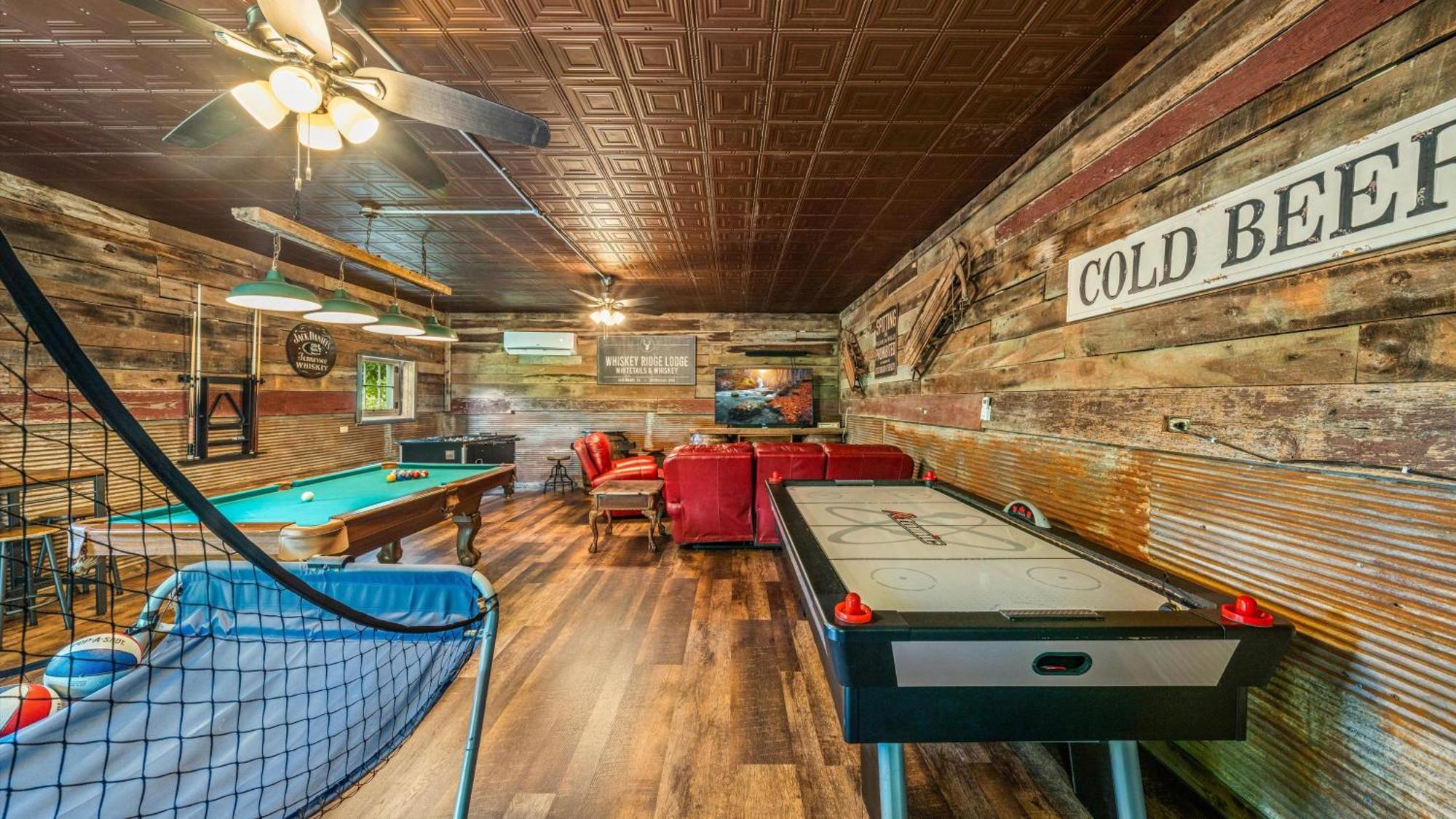 Whiskey Ridge Lodge, A Restored 1940S Gem, 2 Mins From Downtown, Breathtaking City Views, Custom Game Room, And Spacious Elegance แกตลิงเบิร์ก ภายนอก รูปภาพ