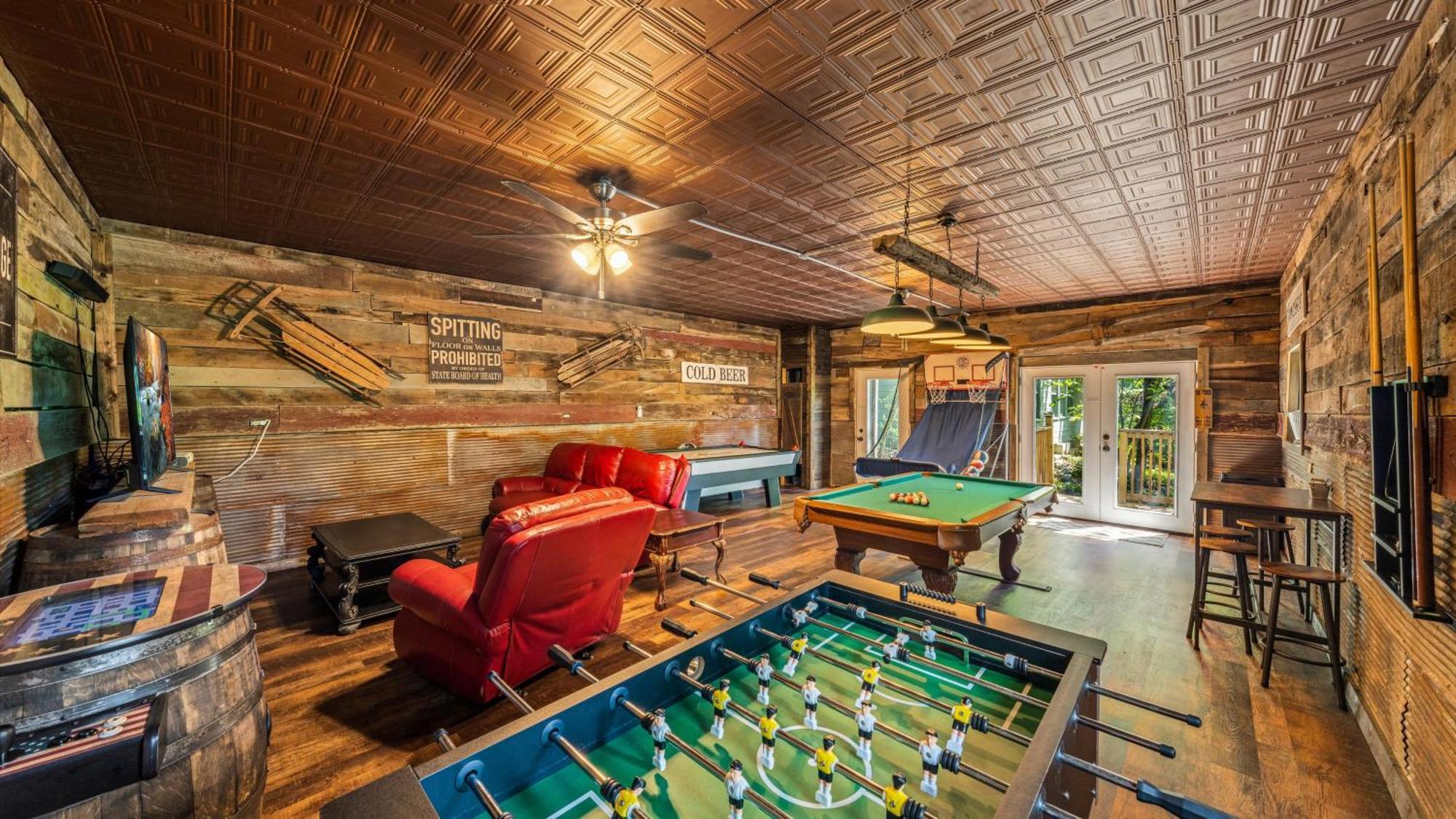 Whiskey Ridge Lodge, A Restored 1940S Gem, 2 Mins From Downtown, Breathtaking City Views, Custom Game Room, And Spacious Elegance แกตลิงเบิร์ก ภายนอก รูปภาพ